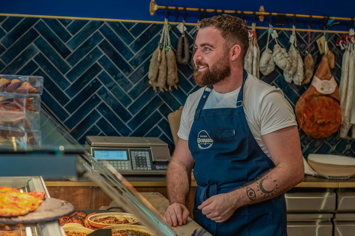 Derrière le comptoir de la boutique Maison Gomard à Tours