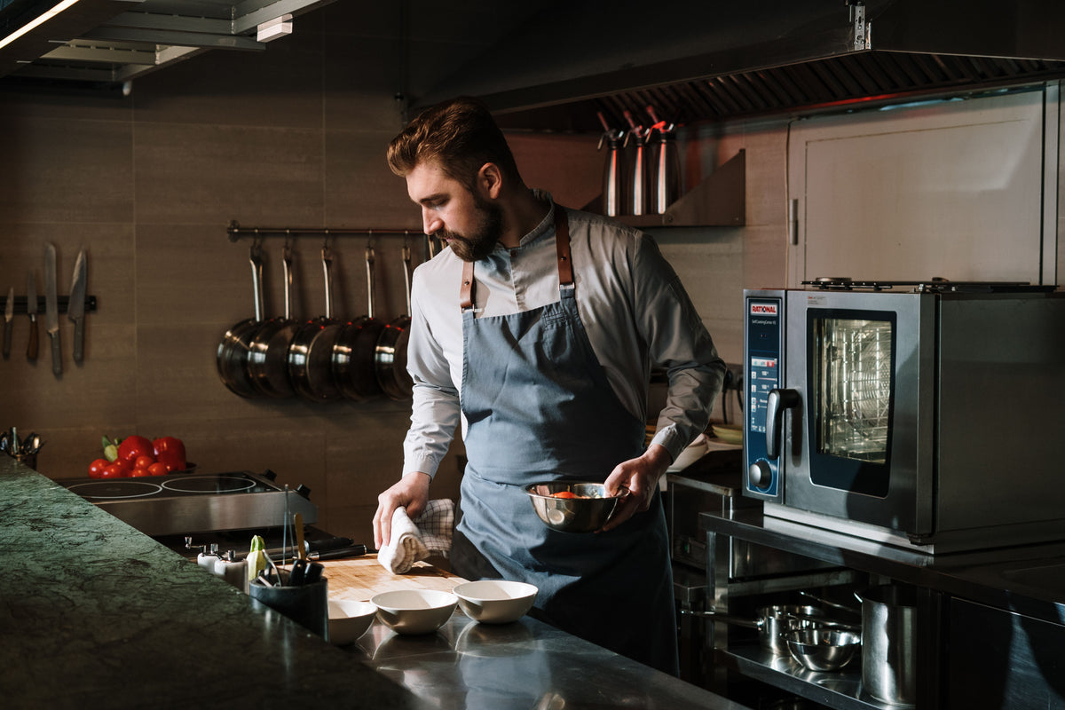 Chef en cuisine préparant un plat