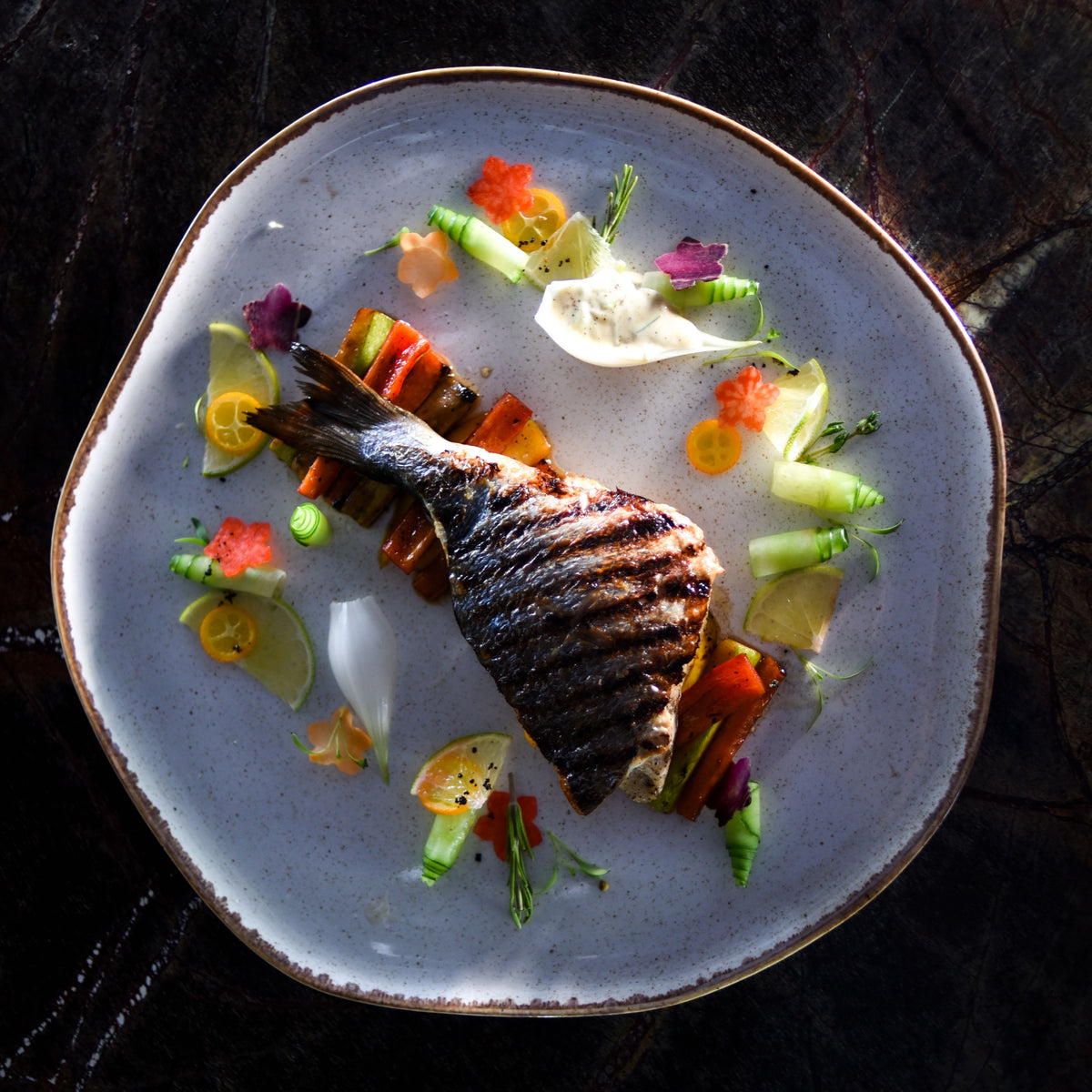Assiette gastronomique de poisson grillé et légumes de saison